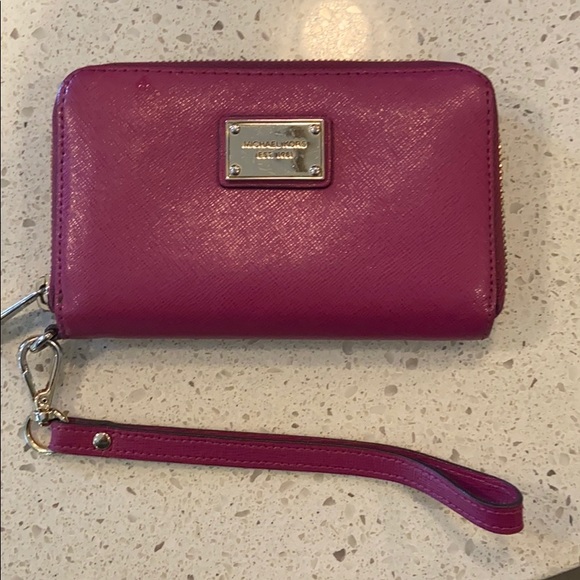 Michael Kors wristlet - Picture 1 of 3